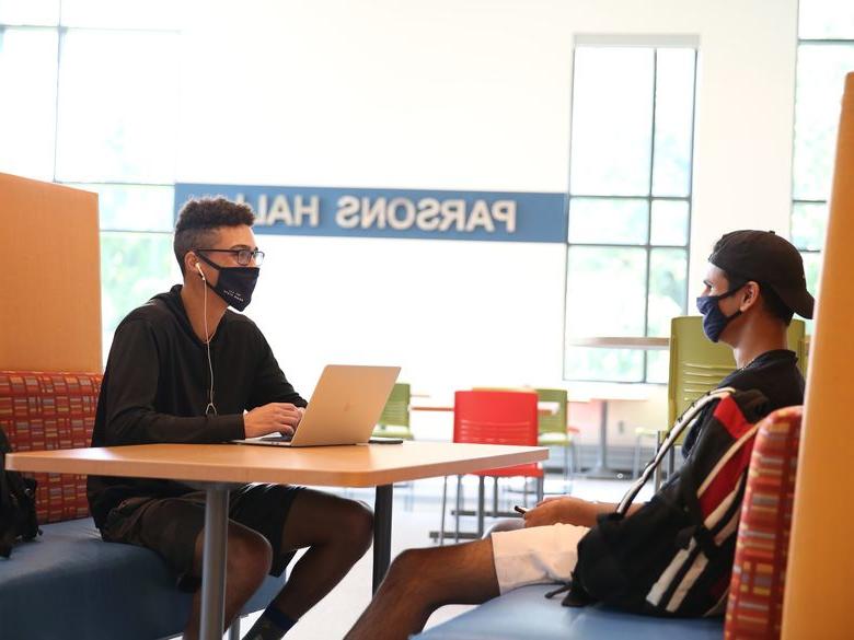 Students eating in Parsons Hall